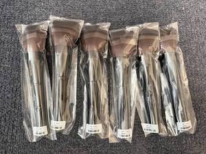 lot 26 image: 6 Veil Makeup Brushes
