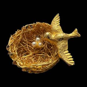 lot 177 image: Gold-Tone Birds Nest Brooch with Pearl Eggs - Vintage Costume Jewelry Pin