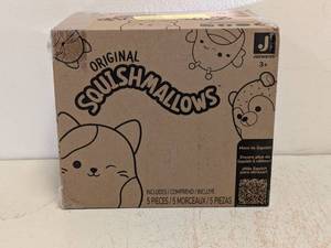 lot 21 image: NEW ORIGINAL SQUISHMALLOWS