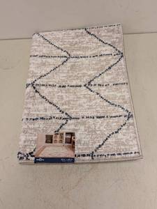 lot 171 image: NEW MOHAWK AREA RUG LINEA DIAMONDS 30x45