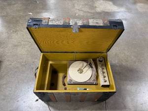 lot 5 image: Vintage Motorola Stereophonic High-Fidelity Record Player in Trunk Case