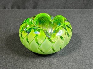 lot 28 image: Vibrant Green Handblown Art Glass Bowl with Ruffled Rim - Possibly Moser or Murano