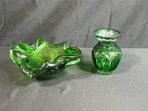 lot 32 image: Vintage Green Art Glass Ruffled Bowl and Vase Set