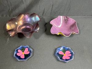 lot 56 image: Set of 2 Art Glass Decorative Bowls and 2 Floral Glass Coasters