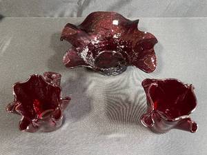 lot 60 image: Set of 3 Hand-Blown Ruby Red Ruffled Glass Pieces