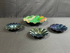 lot 62 image: Set of 4 Art Glass Decorative Bowls with Swirl and Iridescent Finishes