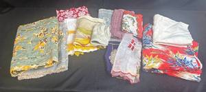 lot 112 image: Assorted Vintage Table Linens and Embroidered Napkins Lot
