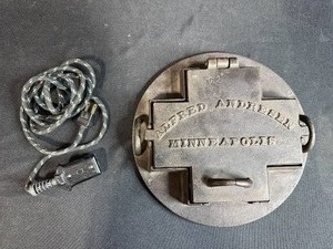 lot 181 image: Alfred Andresen Minneapolis Vintage Cast Iron Pizzelle Maker with Cord