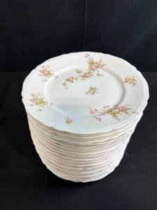 lot 220 image: Set of 19 Vienna Floral Porcelain Dinner Plates
