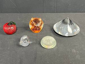 lot 248 image: Collection of 5 Decorative Art Glass Paperweights, Assorted Designs