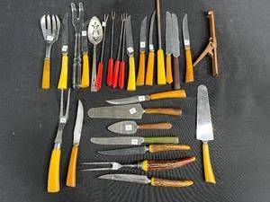 lot 250 image: Vintage Bakelite and Mixed Handle Kitchen Utensil Collection