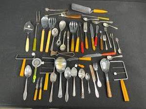 lot 251 image: Collection of Vintage Bakelite Kitchen Utensils and Flatware