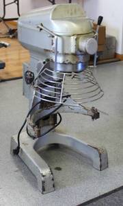 lot 8 image: 20 Quart Commercial NSF Dough mixer DOYON SM 200