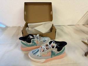 lot 16 image: SSS. Size 5Y Nike Kyrie 8 Go (GS)-Photon Dust