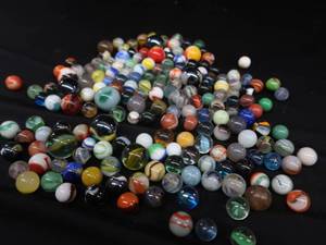 lot 6 image: LARGE ASSORMENT OF VINTAGE MARBLES