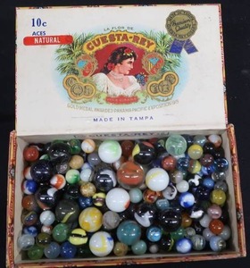 lot 7 image: ASSORTMENT OF VINTAGE MARBLES
