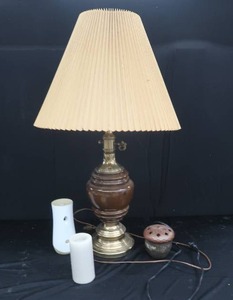 lot 70 image: LAMP CANDLES AND MORE