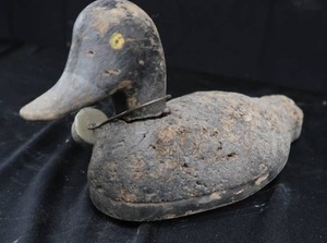 lot 105 image: VINTAGE DUCK DECOY