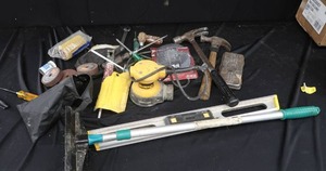 lot 122 image: TOOLS, PALM SANDER, SMART LEVEL