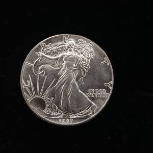 lot 266 image: 1987 Silver Eagle - 99.9% pure silver� One Troy Ounce  - Like new uncirculated TAX EXEMPT � Bright and detailed