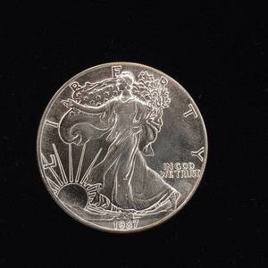 lot 264 image: 1987 Silver Eagle - 99.9% pure silver� One Troy Ounce  - Like new uncirculated TAX EXEMPT � Bright and detailed