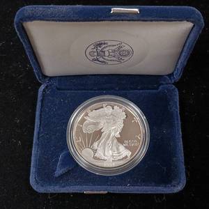 lot 382 image: Uncirculated 1994 .999% American Silver Eagle � Brilliant and detailed � Tax Exempt � In original gift box