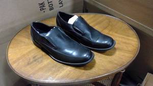 lot 6 image: Perry Ellis Portfolio Ultra Foam Mens black dress loafer size 13