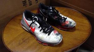 lot 39 image: Nike KD 8 Christmas color scheme size 13