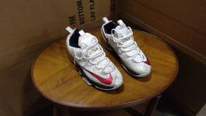 lot 43 image: Nike Lebron 13 Low Olympics size 13