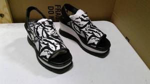 lot 76 image: Sorel Joanie III slingback size 7 white and black noir