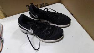 lot 101 image: Nike air zoom vomero 11 running shoe size 12 black and white