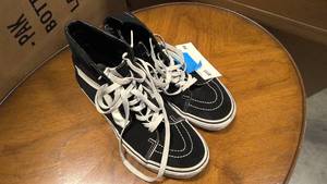 lot 59 image: Vans sk8 hi top black and white size 8