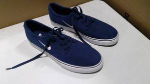 lot 138 image: Nike SB Clutch Skateboarding shoes navydark blue and white size 12
