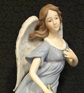 lot 511 image: The Grandeur Noel Angel figurine 2003 Collectors Edition.
