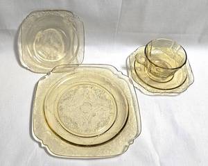 lot 525 image: Federal Glass Company Depression Glassware Four Place Luncheon Set from the Madrid pattern