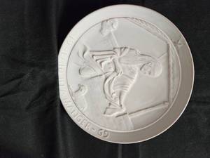 lot 555 image: Vintage Frankoma Pottery 1966 -1969 4 plate set - Joy to the World, Gifts for the Christ Child, Flight to Egypt, Laid in a manger