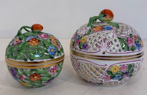 lot 21 image: Signed HEREND Hungary Handpainted Pierced Porcelain Jars  Boxes