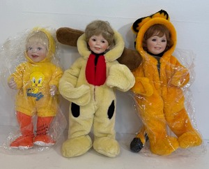 lot 22 image: Life-Like Doll Lot including Donna Rupert Trick or Treat Dolls