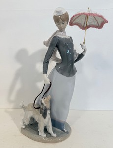 lot 54 image: Retired Lladro Lady with Shawl Porcelain Figure UNCHIPPED UMBRELLA