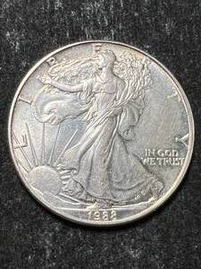 lot 10 image: 1988 AMERICAN SILVER EAGLE 1 TROY OZ .999 FINE SILVER