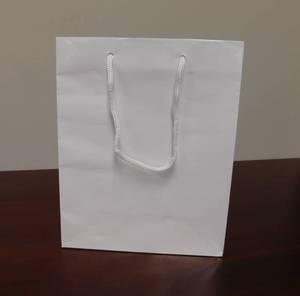 lot 28 image: White Gloss 8 x 4 x 10 Gift Bags