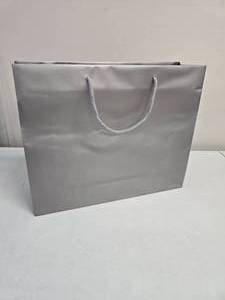 lot 37 image: Platinum Matte 16 x 6 x 13 Gift Bags