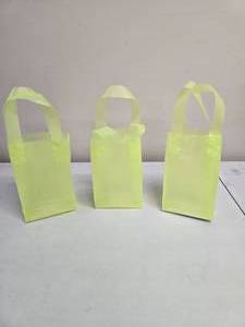 lot 42 image: Lime Green 5 x 3 x 8 Gift Bags
