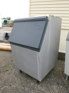 lot 16 image: Scotsman Ice Bin