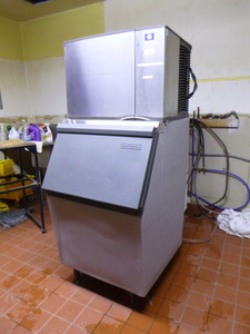 Manitowoc Ice Machine with Scotsman Ice Bin