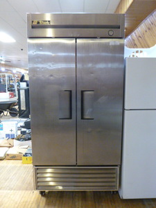 lot 3 image: True 2 Door Cooler