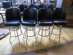 lot 20 image: 4 Bar Stools