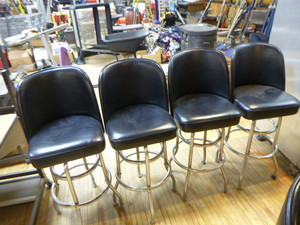 lot 21 image: 4 Bar Stools