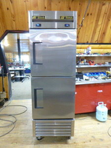 lot 30 image: True RefrigeratorFreezer Combo