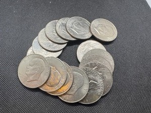 lot 60 image: Sixteen Clad Eisenhower Dollars 1971-D (4) 1972-D (5)  1974-D 1976-P Bicentennial (2) 1976-D Bicentennial and1978-D (3).